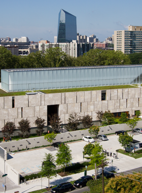 This image shows the Barnes Foundation, a museum in Philadelphia famous for its impressive collection of Impressionist and Post-Impressionist art. Visitors can admire works by Renoir, Matisse, and Picasso in a unique and intimate setting.