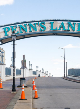 This image shows Penn’s Landing, a popular waterfront area in Philadelphia, where visitors can enjoy seasonal events like outdoor concerts and festivals. The area offers beautiful views of the Delaware River and is perfect for relaxing strolls or boat rides.