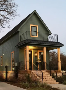 This image shows a guided tour of homes featured on the show “Fixer Upper.” Visitors are exploring beautifully transformed houses, gaining insight into the design process, and discovering the behind-the-scenes secrets of Chip and Joanna Gaines' iconic renovations in Waco.