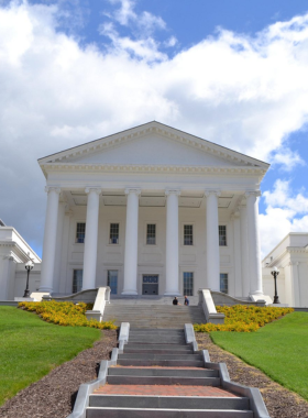 This image shows the Virginia State Capitol, a historic building designed by Thomas Jefferson. It stands as a symbol of the state's political history and is an architectural masterpiece. The Capitol continues to serve as a center of Virginia’s government.