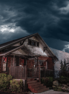 This image shows a group of people walking on a spooky Reno Ghost Tour, with lanterns lighting their way through the city’s historic streets. The tour showcases haunted landmarks and eerie tales, making it a thrilling experience for those interested in the supernatural side of Reno.