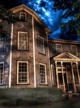  This image shows a tour guide narrating eerie stories in front of a historic building during a Ghost and Ghouls tour, creating a thrilling experience.