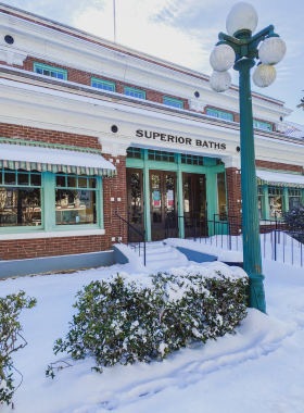  This image shows the Superior Bathhouse Brewery, where visitors enjoy craft beers brewed with thermal spring water, set in a historic building that once served as a bathhouse.