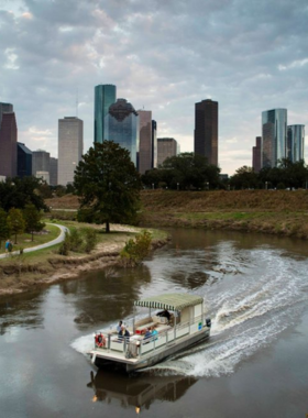 This image shows a guided boat tour along Buffalo Bayou in Houston. Visitors enjoy scenic views of the city’s landscape and learn about Houston’s history and ecology, making it a relaxing and educational experience for all.