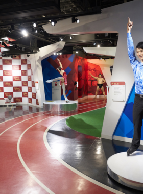 This image shows lifelike wax figures of celebrities at Madame Tussauds Tokyo. The realistic sculptures provide visitors with an interactive and engaging experience, allowing them to take photos with iconic stars from around the world.
