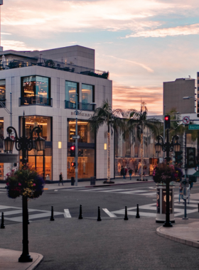 This image shows Rodeo Drive’s luxury boutiques and stylish surroundings, capturing the essence of Beverly Hills’ elegance and fashion.

