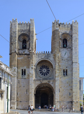 This image shows the Lisbon Cathedral (Sé de Lisboa), a Romanesque-style cathedral with beautiful architecture, located in the heart of the city’s historic center.