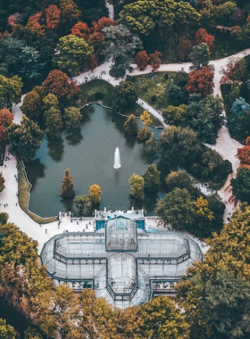  This image shows El Retiro Park, a beautiful green space in Madrid, filled with trees, lakes, and sculptures, offering a peaceful atmosphere for visitors to relax and enjoy nature.