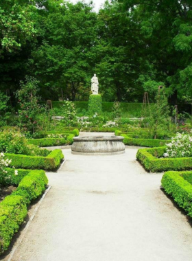 This image shows the Royal Botanic Garden in Madrid, a peaceful place to explore a wide variety of plant species across beautiful gardens, ideal for nature lovers and those seeking tranquility.