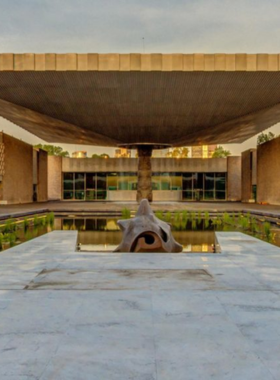 This image shows the Museo Nacional de Antropología, a grand building in Chapultepec Park, featuring its striking architecture and iconic umbrella-like fountain centerpiece, surrounded by cultural artifacts and lush greenery. It represents the richness of Mexico’s heritage.