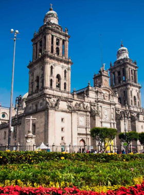 This image shows the Catedral Metropolitana, an imposing structure blending Gothic, Baroque, and Neoclassical architecture. Its detailed façade and towering spires dominate the Zócalo square, inviting visitors to explore its art and spiritual significance.