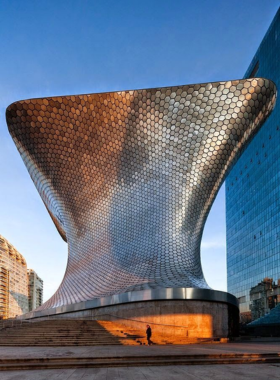 This image shows the striking Museo Soumaya, a futuristic structure with a reflective, hexagonal-tiled façade. Visitors marvel at its innovative design while exploring the museum’s vast collection, featuring works by global and Mexican masters.