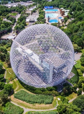  This image shows a thrilling ride at La Ronde amusement park, located within Parc Jean-Drapeau, offering both nature and entertainment, with fun-filled activities for all ages.

