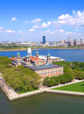  This image shows the Statue of Liberty, symbolizing freedom and hope. Visitors can take a ferry to see this iconic landmark and explore Ellis Island’s Immigration Museum, which offers a deep dive into the history of American immigration and the immigrant experience.

