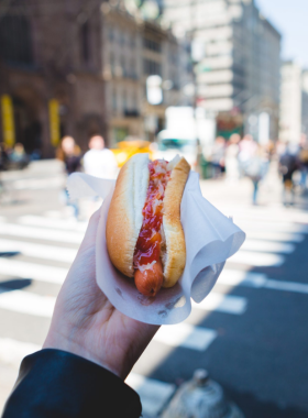 This image shows a bustling food scene in New York City, featuring diverse cuisines from around the world. From street food vendors to fine dining, NYC offers a rich culinary experience that reflects the multicultural spirit of the city.