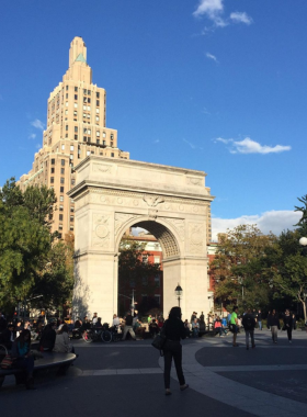 This image shows Washington Square Park in Greenwich Village, known for its iconic arch and vibrant atmosphere. Locals and tourists gather here to relax, enjoy live street performances, and participate in activities like chess, adding to the park’s cultural energy.