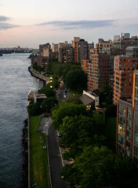 This image shows Roosevelt Island’s peaceful environment, with walking paths and views of the East River. Visitors can take a scenic tram ride over the river to explore this quiet, hidden gem in New York City, away from the typical tourist crowds.