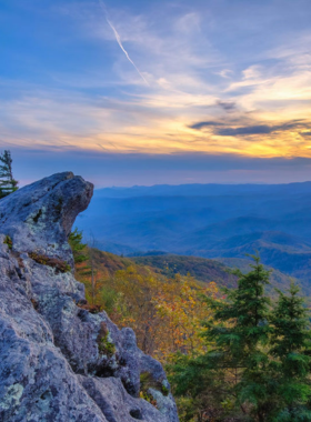 This image shows the quaint, charming town of Blowing Rock, located in the Blue Ridge Mountains, known for its breathtaking views, outdoor activities, and local shops.