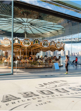 This image shows that Jane’s Carousel in Brooklyn Bridge Park is a vintage carousel offering beautiful river views and classic charm, providing both a nostalgic experience and a scenic spot for visitors.