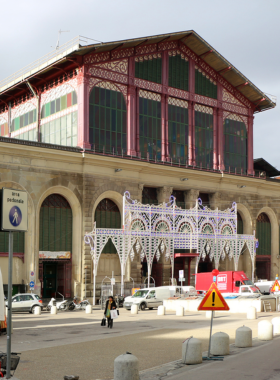 This image shows the vibrant Mercato Centrale in Florence, where locals and tourists explore fresh produce and taste Tuscan specialties. The market’s lively atmosphere offers a true taste of Florence’s culinary culture.