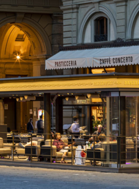 This image shows the elegant Caffé Gilli, one of Florence's oldest cafés. The café's vintage interior and sophisticated atmosphere make it a popular spot for enjoying coffee or pastry in the heart of the city.