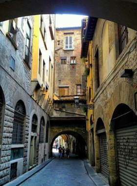 This image shows the narrow, charming streets of Florence, with old buildings, cafes, and artisan shops. These streets offer a glimpse of the city’s medieval charm and authentic Florentine lifestyle.