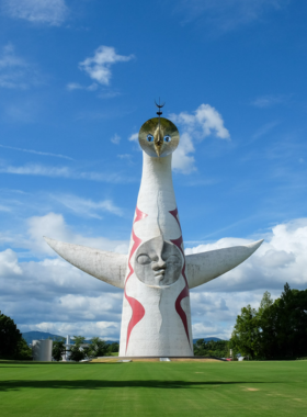 This image shows the towering structure of the Tower of the Sun in Osaka, created by artist Taro Okamoto. The iconic sculpture, symbolizing the past, present, and future, stands in the Expo ’70 Commemorative Park, offering a unique glimpse into Japan’s post-war artistic optimism.