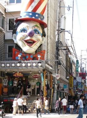 This image shows the lively Amerika-mura district in Osaka, with trendy shops, street art, and youth fashion. Known for its vibrant, international vibe, Amerika-mura is a hotspot for those seeking unique fashion, vintage items, and creative expressions.