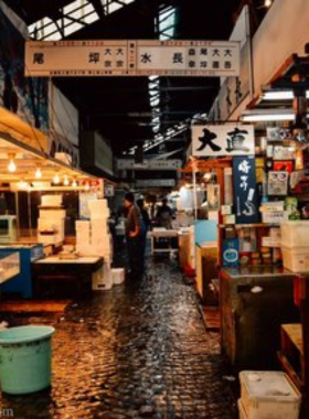 This image shows the fresh sushi at Tsukiji Outer Market in Tokyo, with vendors serving various seafood dishes, including sushi, to customers eager to taste the high-quality, fresh fish caught daily.