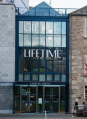 This image shows the Chester Beatty Library, home to rare manuscripts, beautiful art collections, and cultural artifacts from Europe, Asia, and the Middle East. Visitors are seen exploring the library’s well-organized exhibits and enjoying its peaceful rooftop garden.