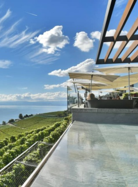 This image shows the Le Deck restaurant in the Lavaux region of Switzerland, offering delicious food with an incredible view of the terraced vineyards and Lake Geneva. It’s a perfect place to relax and enjoy local cuisine.