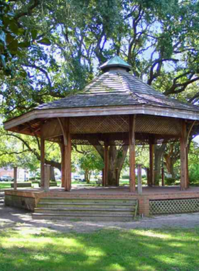 This image shows Seville Square, a historic park in the heart of Pensacola. The park is surrounded by old oak trees and historic buildings, offering a peaceful setting for visitors to relax. It’s a popular gathering place for events, festivals, and outdoor concerts throughout the year.