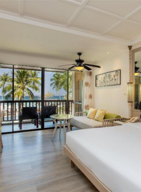 This image shows Katathani Phuket Beach Resort, a prime destination for eco-tourism. Guests are enjoying sustainable dining options and locally-sourced cocktails while relaxing by the beach, experiencing a balance of nature and luxury.