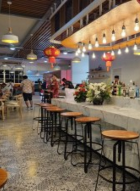 This image shows the fusion dining and bar experience at The Column in Old Town Phuket. It features beautifully plated Thai dishes, live acoustic performances, and a lively crowd enjoying the perfect blend of culture and entertainment.