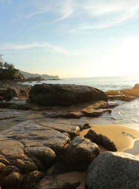 This image shows the stunning view from Laem Singh Viewpoint, overlooking the turquoise Andaman Sea and lush green beaches in Phuket. The serene spot offers a peaceful setting for photography and relaxation amidst the island’s natural beauty.