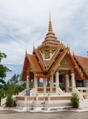 This image shows the half-buried golden Buddha statue at Wat Phra Thong in Phuket, surrounded by serene temple grounds. The statue is steeped in legend, and the temple’s tranquil setting offers visitors a chance to explore both history and spirituality.