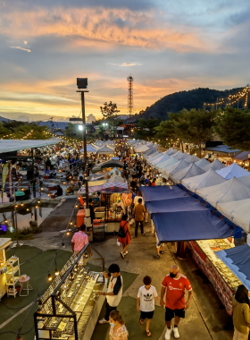 This image shows the lively Chillva Night Market in Phuket, featuring container-style shops, vibrant stalls, and a bustling crowd. The market is famous for its trendy vibe, delicious street food, and unique shopping experience under the evening lights.