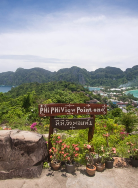 This image shows that Phi Phi Viewpoint offers panoramic views of the Phi Phi Islands, one of Phuket’s most iconic landscapes. The image captures a scenic vista of turquoise waters, surrounded by towering cliffs and lush greenery, perfect for nature photographers looking to capture dramatic landscapes.