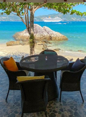 This image shows that Splash Beach Club in Phuket is a vibrant destination for relaxation and fun. The image features colorful umbrellas, a large pool, and visitors lounging on the beach, making it an ideal place for lifestyle and beach photography.