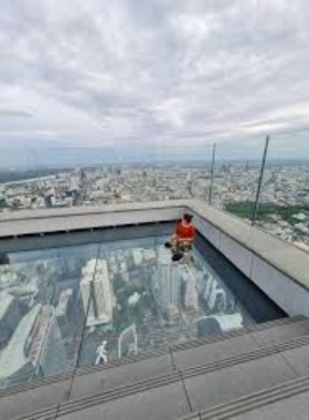 This image shows the breathtaking view from the King Power Mahanakhon Skywalk, featuring Bangkok’s stunning skyline. The clear glass floor and panoramic cityscape provide a thrilling urban photography experience.