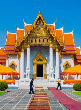 This image shows the elegant Marble Temple in Bangkok, with its white Italian marble structure and intricate carvings. The serene courtyard and unique architectural details reflect the temple’s cultural significance.