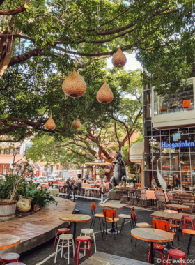 This image shows the lively and modern Nimman neighborhood, known for its trendy cafes, boutique shops, and art galleries. The area is a hub for digital nomads and locals alike, offering a blend of creative spaces and a vibrant atmosphere perfect for shopping, dining, and relaxation.