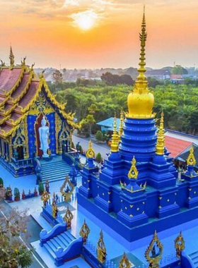 This image shows the striking White Temple (Wat Rong Khun) in Chiang Rai, famous for its intricate, contemporary design and detailed architecture. A day trip from Chiang Mai, this temple is a must-see for its unique artistic approach to traditional Thai Buddhist architecture.