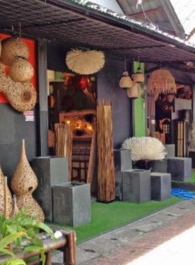 This image shows an artisan at work in Baan Tawai, a village known for its handmade crafts and wood carvings. Visitors can explore the village’s workshops and browse unique souvenirs, gaining insight into the traditional craftsmanship of Chiang Mai’s local artisans.