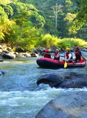 This image shows a group of adventurers rafting down the Maetang River in Chiang Mai, navigating through wild rapids and experiencing an adrenaline rush while surrounded by beautiful forests and nature.