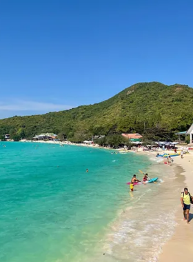 This image shows the stunning beaches of Koh Larn Coral Island near Pattaya. The island is known for its crystal-clear waters and beautiful coral reefs, making it a great destination for snorkeling, swimming, and enjoying the sun. The peaceful atmosphere and inviting ocean waters are perfect for a relaxing day.