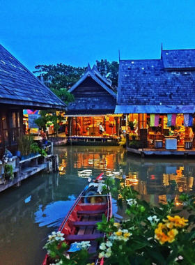 This image shows the traditional boats filled with colorful goods at the Pattaya Floating Market. Local vendors sell fresh produce, souvenirs, and snacks from their boats, while visitors explore the floating market by boat or on foot, experiencing the authentic culture and charm of Thai market life.