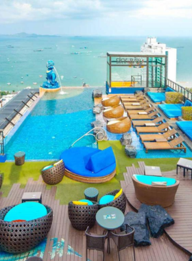 This image shows the stylish and vibrant design of Siam@Siam Design Hotel in Pattaya. The hotel features a rooftop bar, swimming pool, and a relaxing spa. Known for its artistic interiors, it’s a perfect place for travelers who enjoy unique design and a luxurious, serene atmosphere while enjoying the beautiful views of Pattaya.