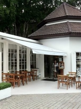 This image shows the charming interior of La Baguette French Bakery in Pattaya, featuring freshly baked croissants, bread, and pastries. Guests are relaxing with coffee and enjoying the authentic French ambiance.