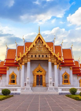 This image shows a guided tour group exploring the cultural landmarks of Leam Chabang, near Pattaya. The tour provides an opportunity to visit temples, viewpoints, and local attractions, offering a deeper insight into the heritage and beauty of the area surrounding Pattaya.